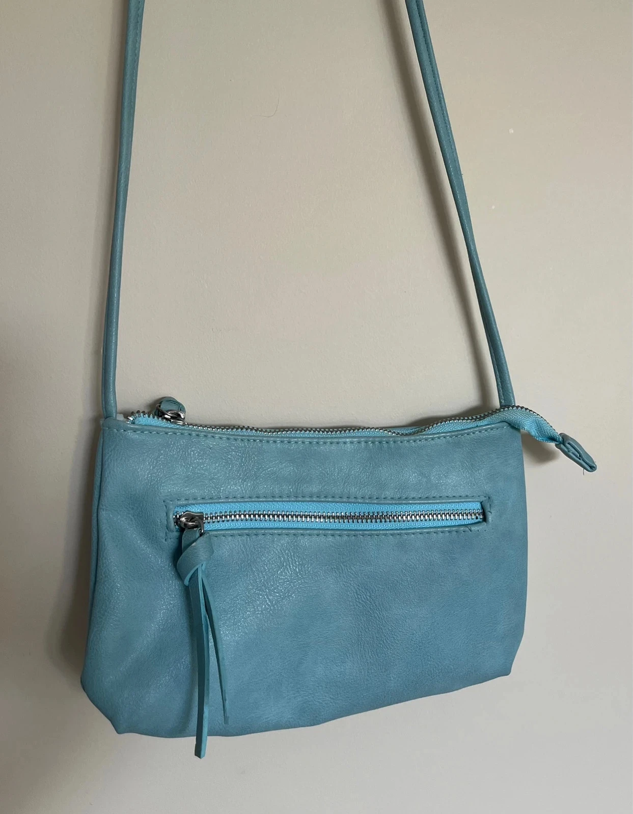 Sac bandoulière bleu ciel de chez Gémo